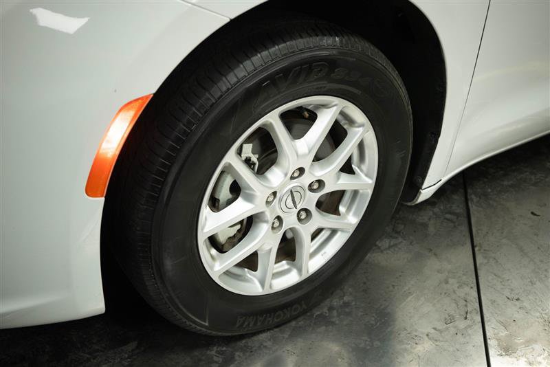 Used 2023 Chrysler Pacifica Touring-L FWD image 4