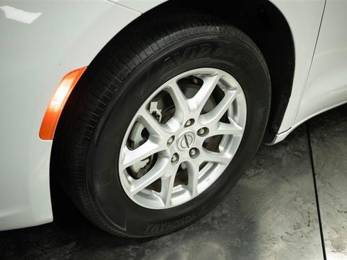 Used 2023 Chrysler Pacifica Touring-L FWD image 4