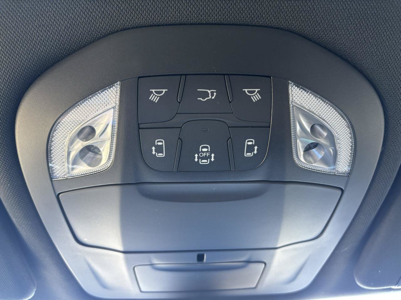 Used 2023 Chrysler Pacifica Touring-L w/ Uconnect Theater Family Group FWD image 33