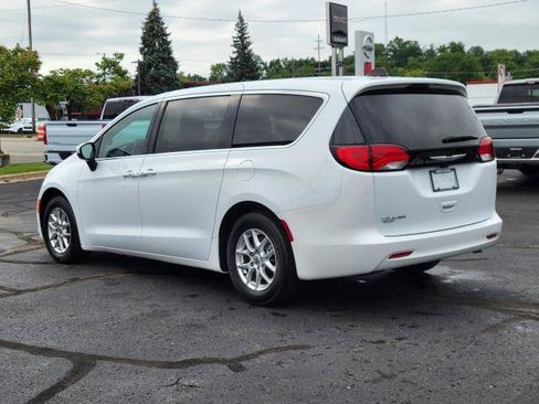 Used 2023 Chrysler Voyager LX FWD image 3