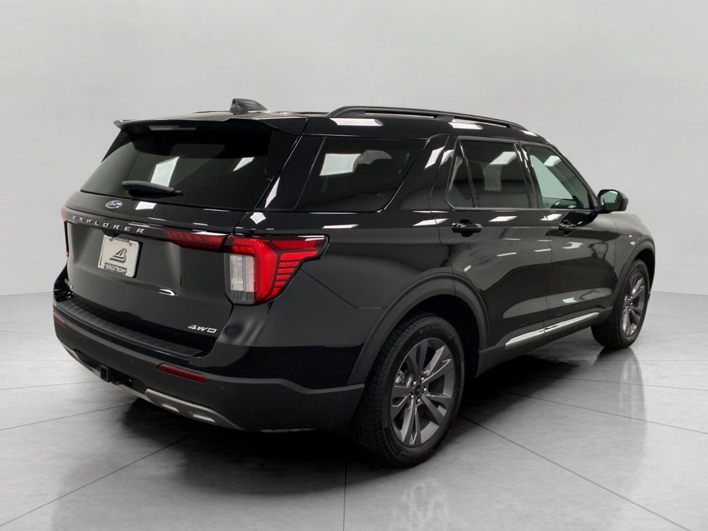 Used 2025 Ford Explorer Active w/ Active Comfort Package AWD/4WD image 3