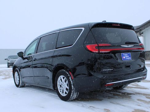 Used 2024 Chrysler Pacifica Touring-L FWD image 7