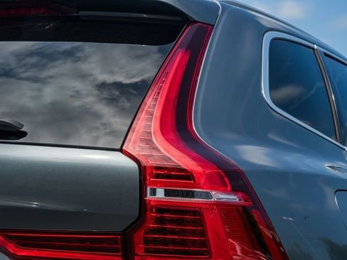 Used 2020 Volvo XC60 T6 Momentum w/ Protection Package Premier AWD/4WD image 8