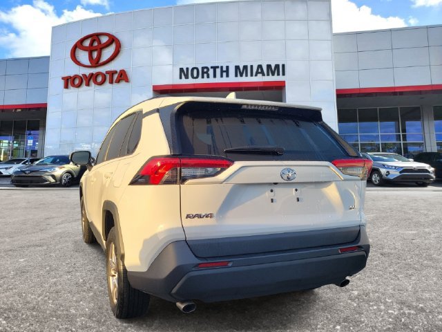 Used 2022 Toyota RAV4 XLE w/ Convenience Package FWD image 3