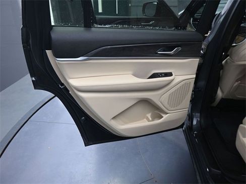 Used 2025 Jeep Grand Cherokee L Limited w/ Black Appearance Package image 15