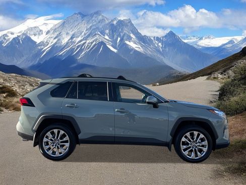 Used 2023 Toyota RAV4 XLE Premium image 6