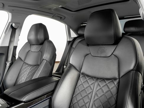 Used 2022 Audi S8 4.0T w/ S8 Executive Package image 3