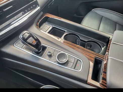 Certified 2022 Cadillac Escalade Premium Luxury w/ Performance Package AWD/4WD image 23