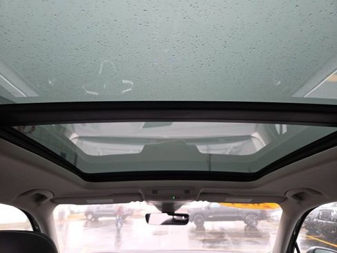 Certified 2024 Volkswagen Tiguan SE image 22