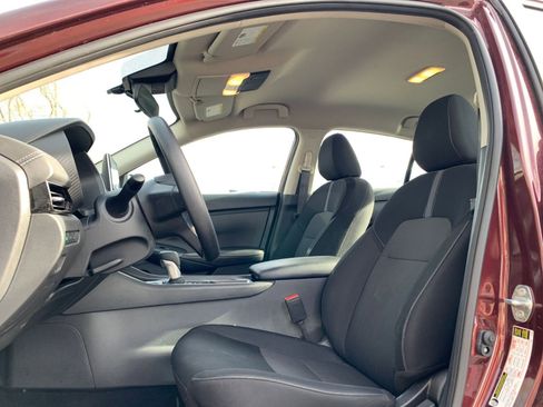 Used 2025 Nissan Sentra SV image 24