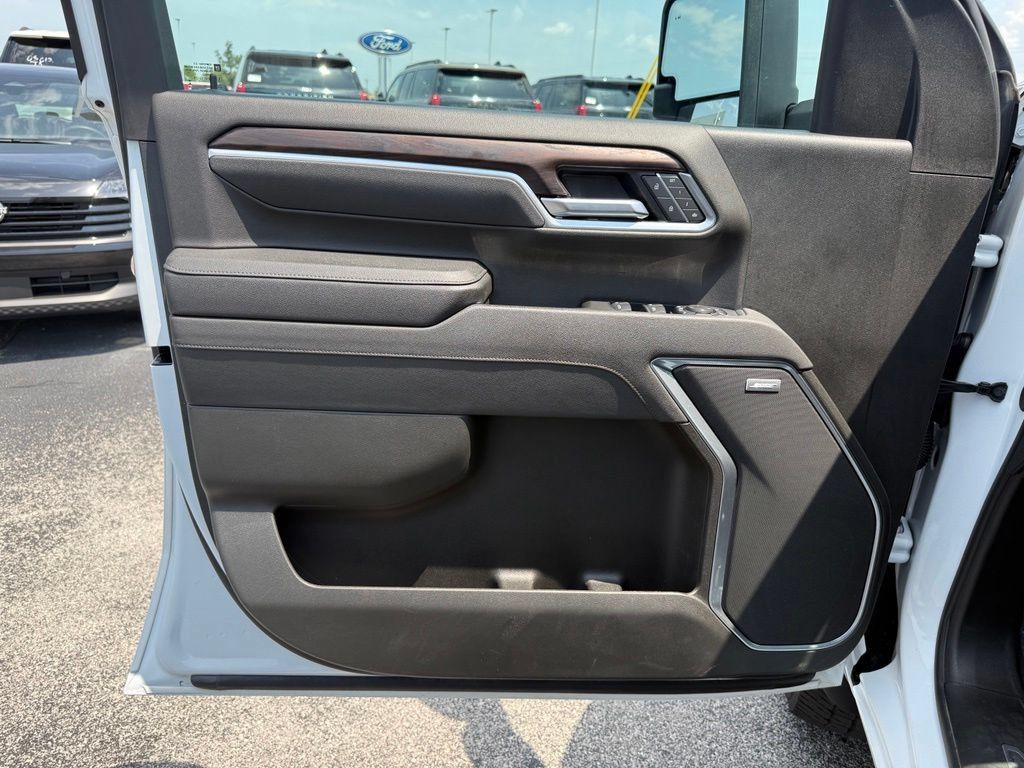 Used 2025 GMC Sierra 2500 SLT w/ SLT Convenience Package AWD/4WD image 8