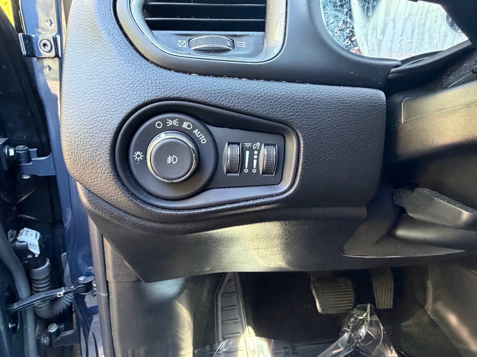 Used 2023 Jeep Renegade Latitude w/ Premium Group AWD/4WD image 21