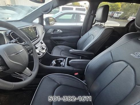 Used 2026 Chrysler Pacifica Limited w/ Uconnect Theater Family Group FWD image 8