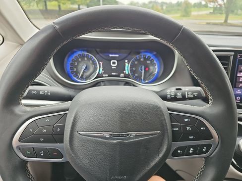 Used 2022 Chrysler Pacifica Touring-L FWD image 17