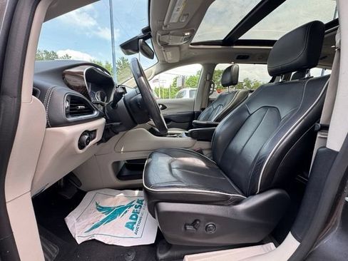 Used 2021 Chrysler Pacifica Limited w/ Uconnect Theater Family Group FWD image 10