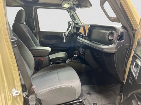 Used 2025 Jeep Wrangler Unlimited Rubicon w/ Technology Group image 17