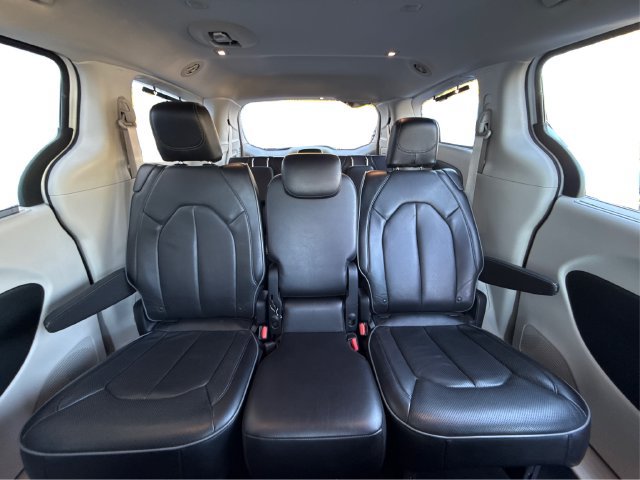 Used 2018 Chrysler Pacifica Limited w/ Advanced Safetytec Group FWD image 16