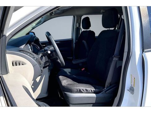 Used 2018 Dodge Grand Caravan w/ UConnect Hands-Free Group image 20