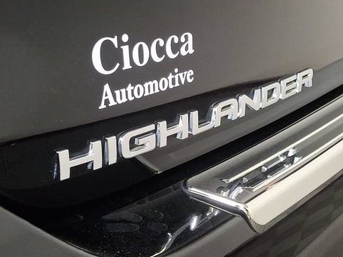 Used 2020 Toyota Highlander XLE AWD/4WD image 31