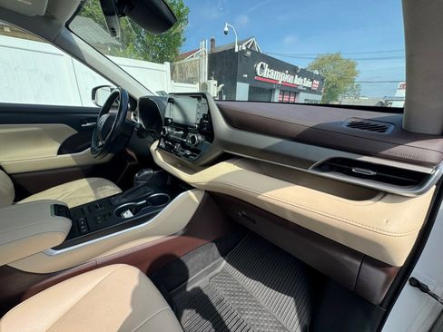 Used 2020 Toyota Highlander XLE image 45