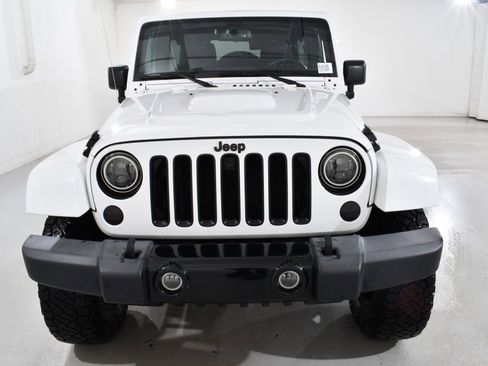 Used 2014 Jeep Wrangler Unlimited Sahara image 3