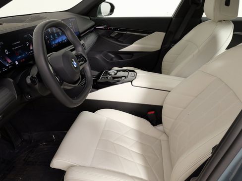 Used 2024 BMW 530i xDrive image 31