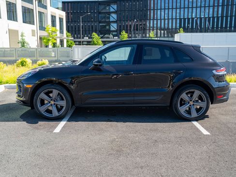 Certified 2026 Porsche Macan AWD/4WD image 2