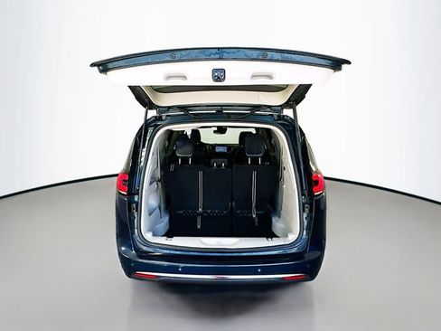 Used 2023 Chrysler Pacifica Touring-L FWD image 26