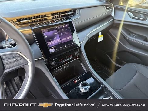 Used 2025 Jeep Grand Cherokee Laredo X RWD image 18