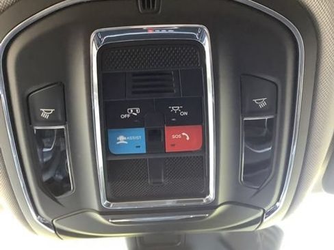 Used 2023 Jeep Grand Cherokee Laredo AWD/4WD image 26