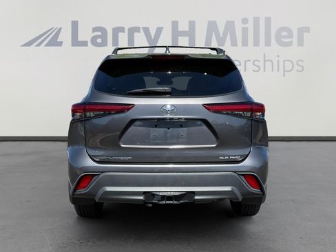 Used 2021 Toyota Highlander XLE AWD/4WD image 6