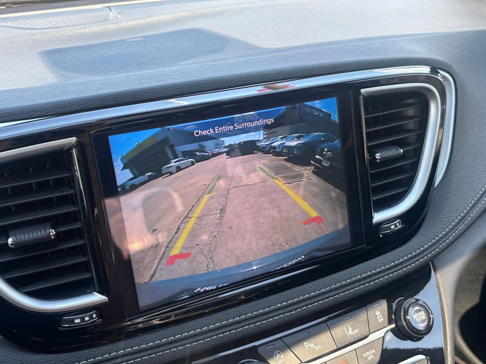 Used 2025 Chrysler Pacifica Limited FWD image 26