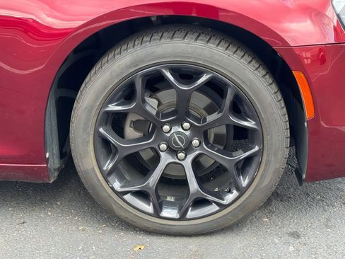 Used 2019 Chrysler 300 Touring w/ Sport Appearance Package image 9