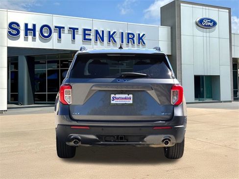Used 2022 Ford Explorer XLT w/ Equipment Group 202A image 7