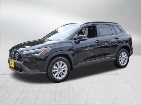 Certified 2025 Toyota Corolla Cross LE image 3