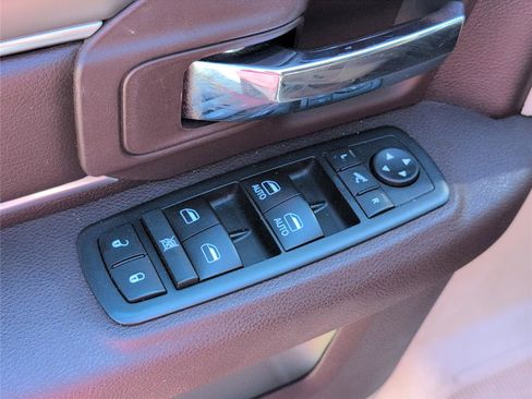 Used 2018 RAM 1500 SLT image 13