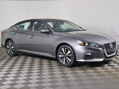 Used 2022 Nissan Altima 2.5 SV image 2