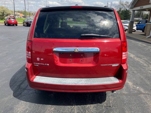 Used 2009 Chrysler Town & Country Limited w/ Entertainment Group #3 FWD image 4