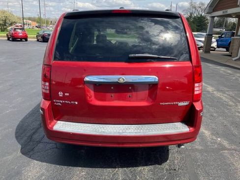 Used 2009 Chrysler Town & Country Limited w/ Entertainment Group #3 FWD image 4