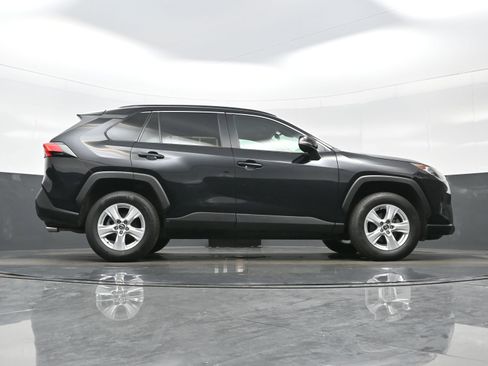 Used 2021 Toyota RAV4 XLE AWD/4WD image 33