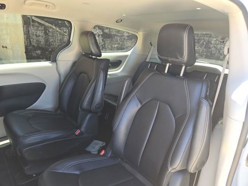 Used 2024 Chrysler Pacifica Select image 15