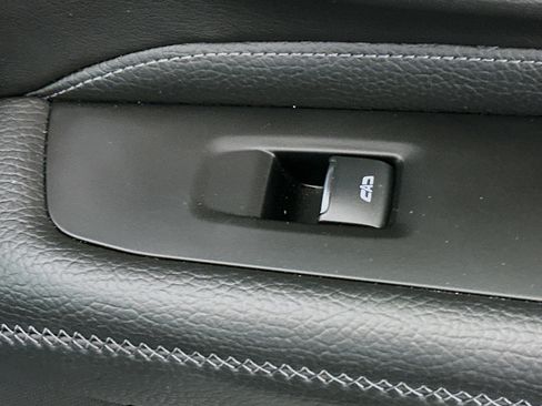 Used 2023 GMC Yukon Denali RWD image 28