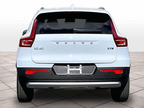 Used 2025 Volvo XC40 B5 Plus image 7