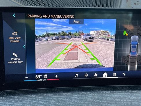 Used 2025 BMW 330i Sedan w/ Convenience Package image 24