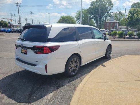 New 2026 Honda Odyssey Touring image 5