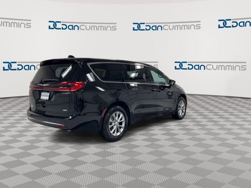 New 2026 Chrysler Pacifica Select AWD/4WD image 8