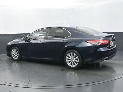 Used 2018 Toyota Camry LE image 3