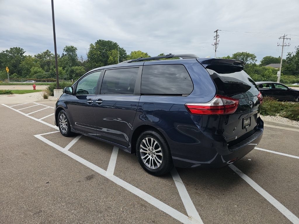 Used 2018 Toyota Sienna XLE w/ XLE Navigation Package FWD image 3