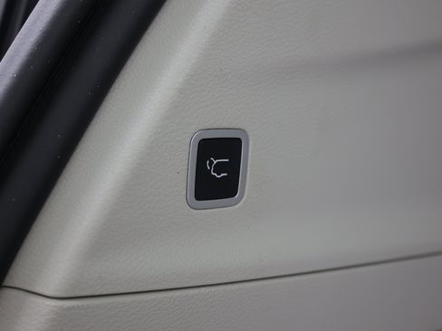 Used 2021 Chrysler Pacifica Limited w/ Uconnect Theater Family Group FWD image 40