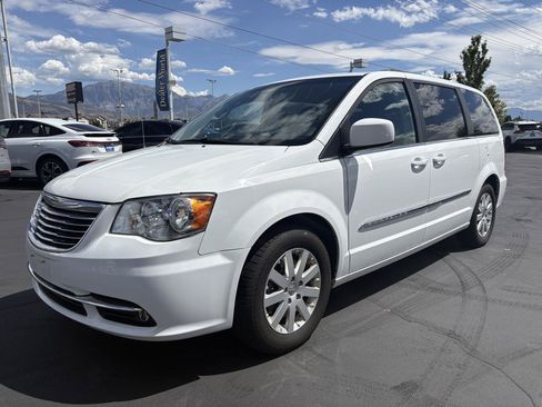 Used 2014 Chrysler Town & Country Touring FWD image 1